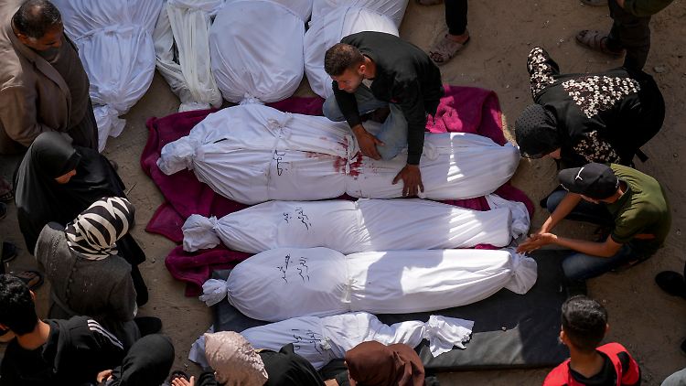 Palästinenser trauern im Al-Ahli-Krankenhaus in Gaza.