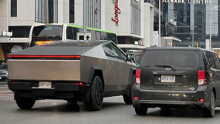 Ein Cybertruck von Tesla in Toronto.