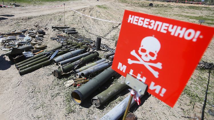 Ein Schild weist im Mai 2022 in der Region Kiew auf die Minengefahr nach der Schlacht um den Flugplatz Hostomel hin. Die Ukraine ist stark vermint. 