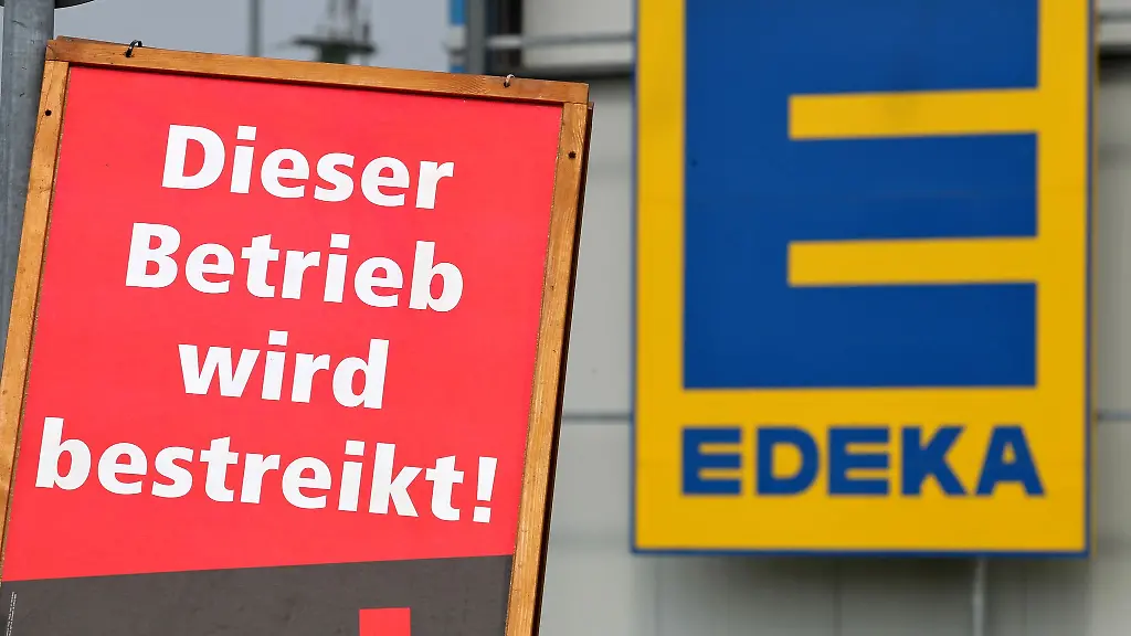 Ein-Schild-weist-vor-einem-Edeka-Auslieferungslager-auf-den-Streik-hin