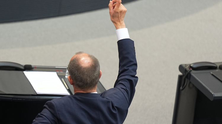 Friedrich Merz verteidigt im Bundestag sein Milliardenpaket.