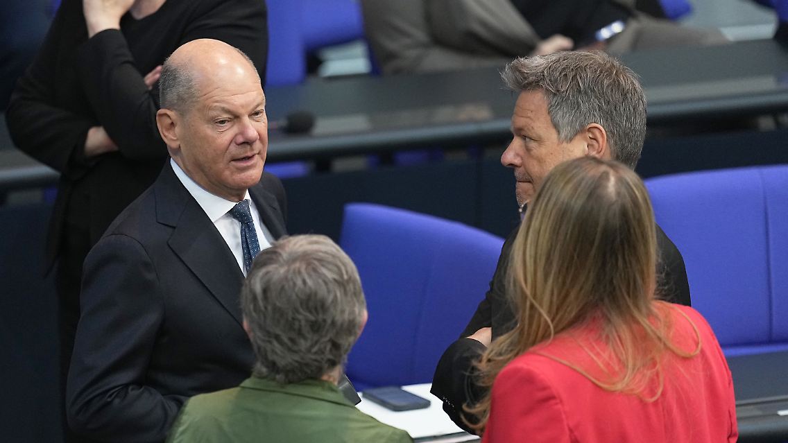 Vor Beginn der Sitzung unterhält sich Bundeskanzler Scholz mit Wirtschaftsminister Habeck sowie mit den Grünen-Fraktionschefs Haßelmann und Dröge.