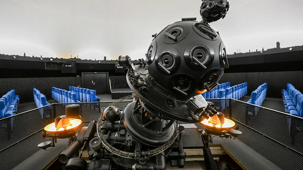 Der-Projektor-im-grossen-Saal-des-Planetariums-am-Insulaner-in-Berlin-Schoeneberg