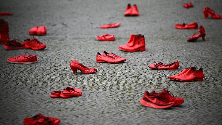 Rote Schuhe als Protestaktion - hier in Berlin am Rathaus Tiergarten im Januar, anlässlich des Internationalen Tags für die Beseitigung von Gewalt gegen Frauen.