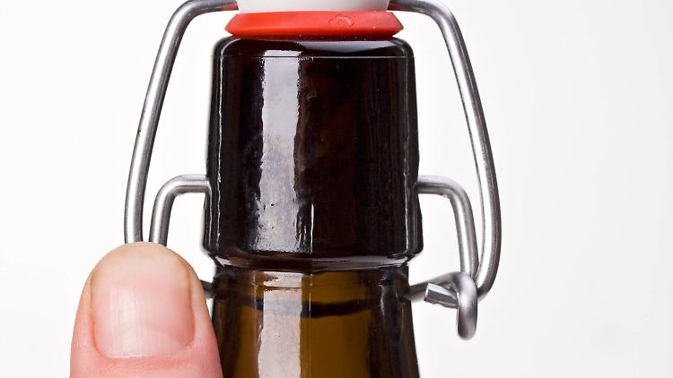 Das typische Geräusch, das beim Öffnen einer Bügelflasche entsteht, ist lauter als bisher gedacht.