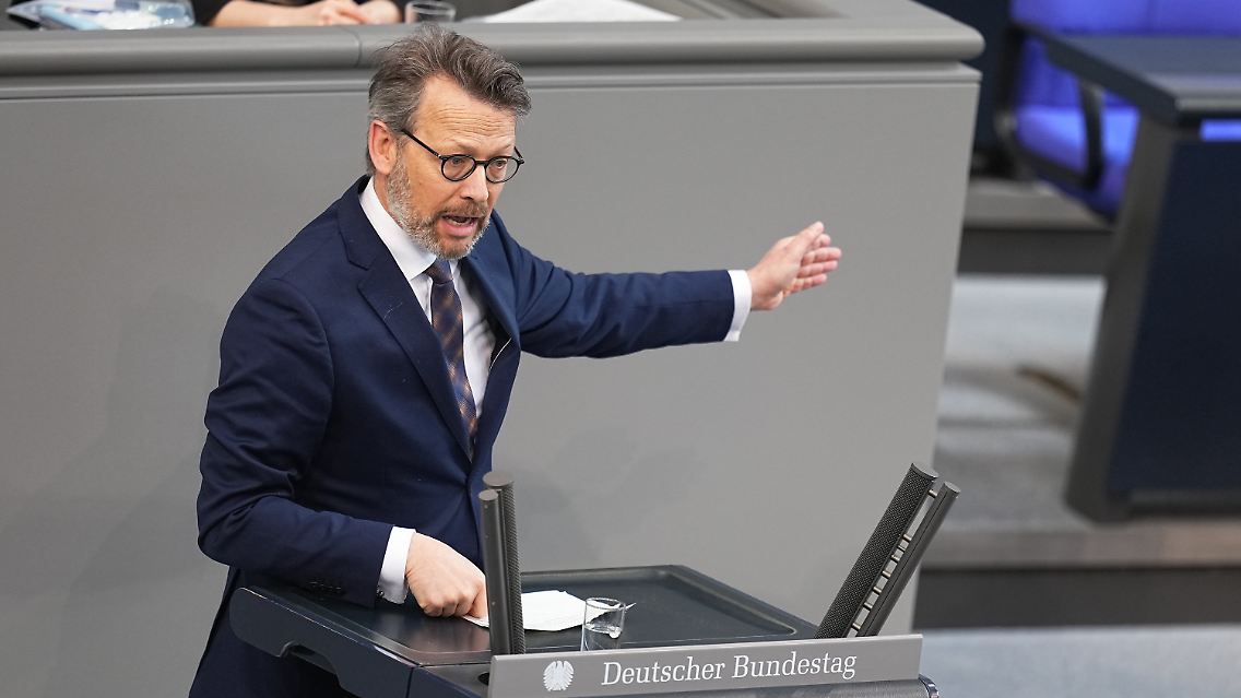 Seine beiden Parteifreunde, die in der Debatte zuvor gesprochen hatten, beendeten ihre Reden mit einem "Auf Wiedersehen". Otto Fricke schließt mit Schiller.