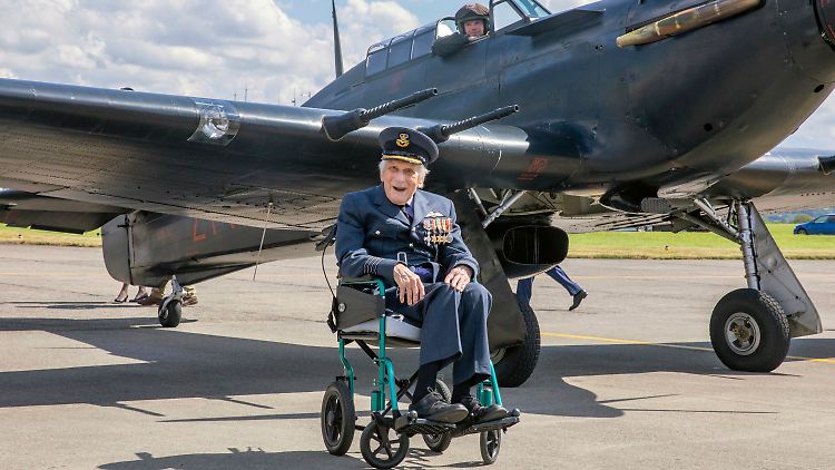 Hemingway posiert im Juli 2022 vor einer Hurricane, einem britischen Jagdflugzeug aus dem Zweiten Weltkrieg. 