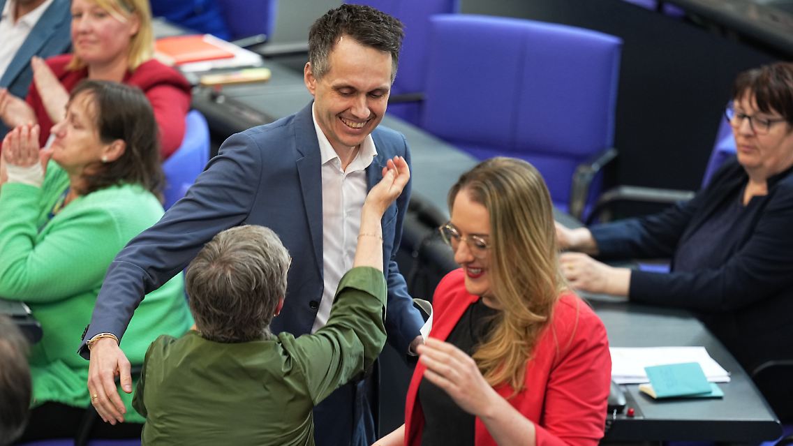 Sven-Christian Kindler wird von der grünen Fraktionschefin Britta Haßelmann umarmt. Rechts Co-Fraktionschefin Katharina Dröge.