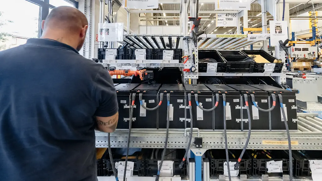 Ein-Mitarbeiter-fertigt-Lithium-Ionen-Blockbatterien-Im-Verarbeitenden-Gewerbe-habe-sich-das-Geschaeftsklima-erheblich-eingetruebt