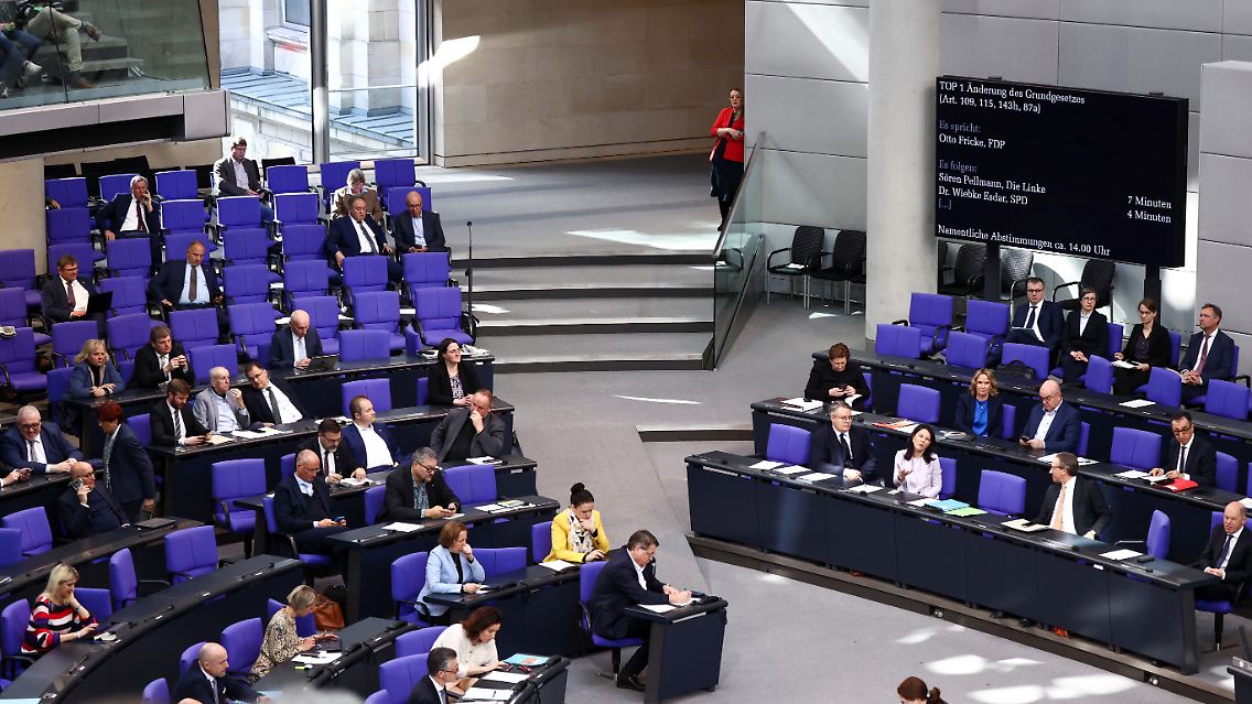 Nicht mehr ganz so volle Reihen auch bei der AfD. Von hinten (mit roter Jacke) verfolgt Grünen-Fraktionschefin Katharina Dröge die Rede des FDP-Politikers Otto Fricke.