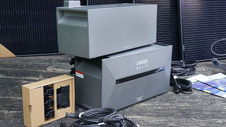 Der Solarspeicher Anker Solix Solarbank 2 E1600 Pro plus Erweiterungsakku – links ist der Anker Smart Meter zu sehen.