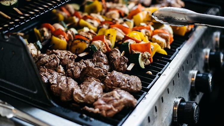 Pünktlich zur anstehenden BBQ-Saison: Grill reinigen ohne viel Kraftaufwand.