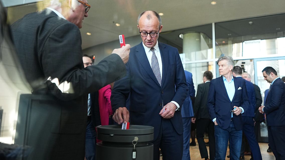 Die FDP hatte für ihren Gesetzentwurf eine namentliche Abstimmung beantragt. Deshalb musste die Sitzung unterbrochen werden. Hier Friedrich Merz bei der Stimmabgabe.