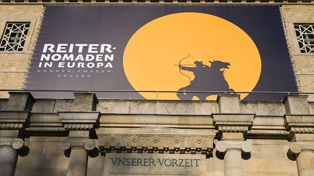 Am-Landesmuseum-fuer-Vorgeschichte-Halle-haengt-ein-grosses-Transparent-zur-Ausstellung-Reiternomaden-in-Europa-Hunnen-Awaren-Ungarn
