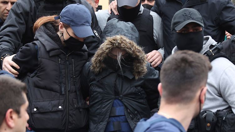 Roula Pispirigou (Mitte mit der Kapuzenjacke) verlässt im März 2022 ein Gerichtsgebäude in Athen. 