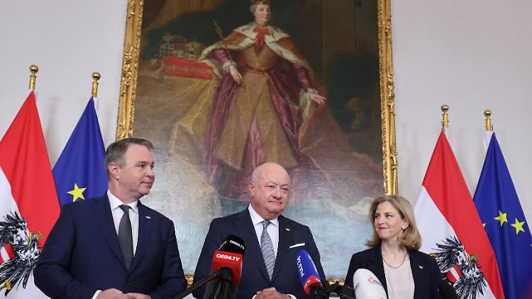 Kanzler Stocker (m.) umrahmt von Vize Babler und außenministerin Meinl-Reisinger (r.).