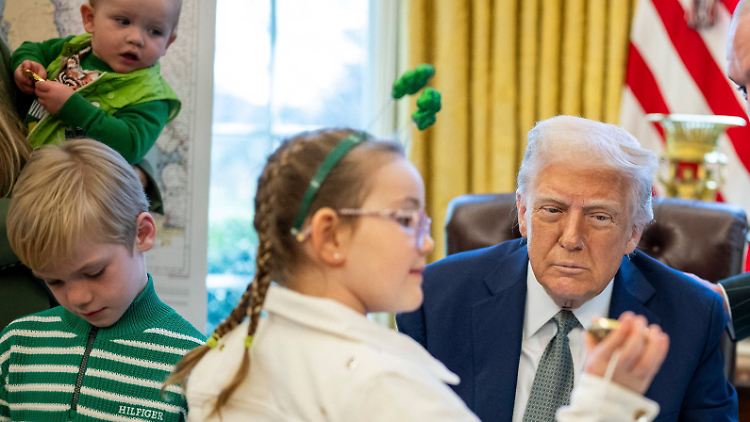 Hier Donald, hast Du ein Bonbon. Sag schön Danke.