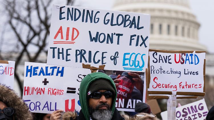 Menschen protestieren in Washington DC gegen die Schließung von USAID.