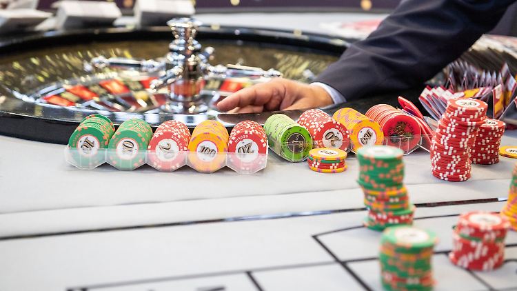 Reine Glücksspielgewinne sind in Deutschland steuerfrei - vorausgesetzt, sie fallen nicht regelmäßig an.