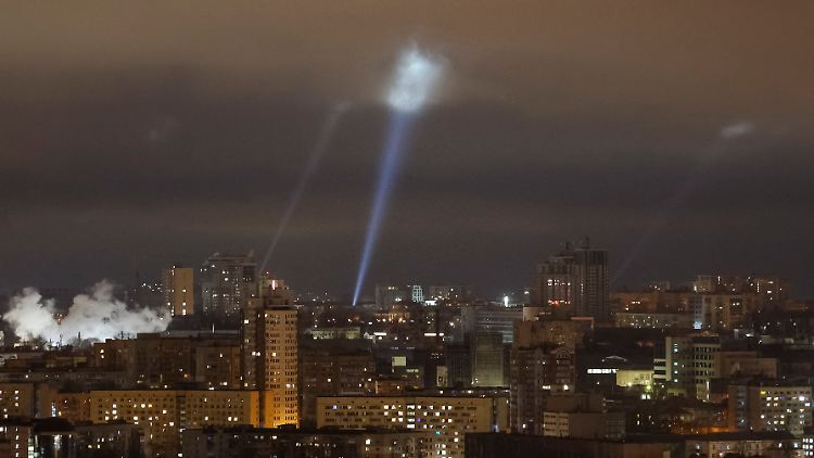 Die ukrainische Flugabwehr sucht den Himmel über Kiew mit Scheinwerfern nach russischen Drohnen ab. 