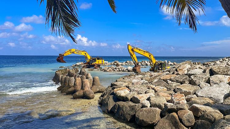 Bedrohtes Paradies: Bagger verstärken die Küsten der Malediven aufgrund des steigenden Meeresspiegels. 
