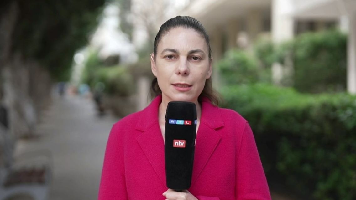 Raschel Blufarb.jpg