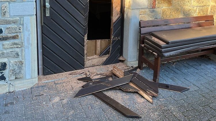 Mit einer Kettensäge ging der Mann auf die Seitentür der Kirche los.