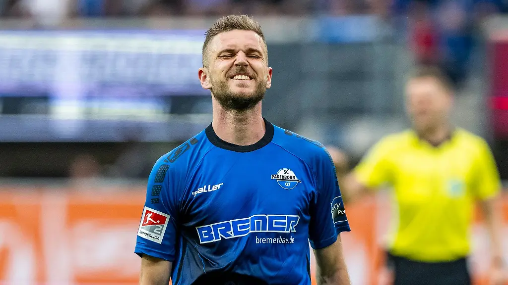 Dennis-Srbeny-im-Einsatz-fuer-den-SC-Paderborn