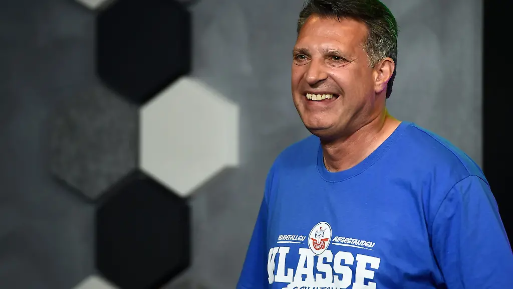 Rostocks-Trainer-Alois-Schwartz-geht-nach-einer-Pressekonferenz-nach-dem-2-0-Sieg-zurueck-zu-seiner-Mannschaft