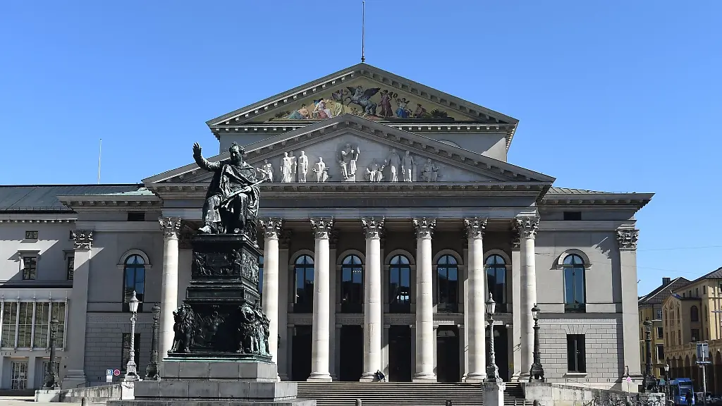Blick-auf-den-Max-Joseph-Platz-vor-der-Bayerischen-Staatsoper-Auffuehrungsstaette-der-Muenchner-Opernfestspiele