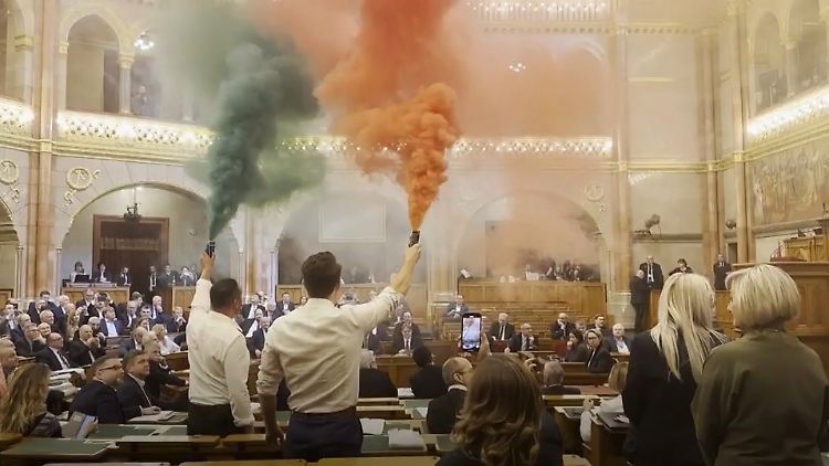 Ungarn Parlament Rauchfackeln.jpg