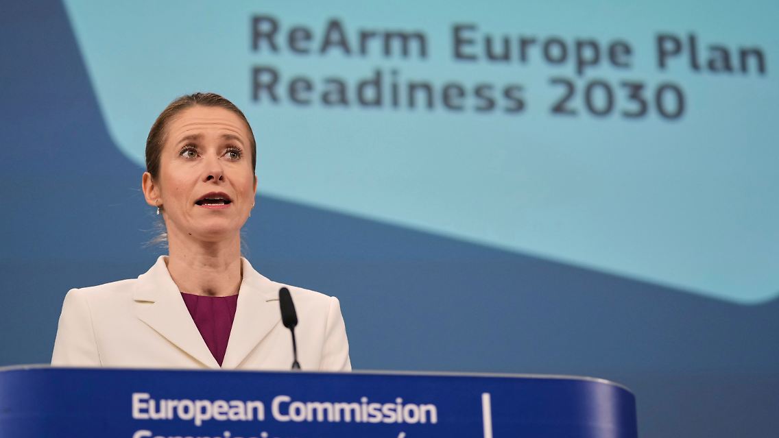Katja Kallas spricht bei einer Pressekonferenz in Brüssel über den "ReArm Europe"-Plan.
