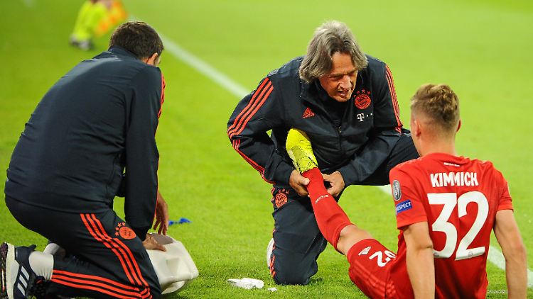 Ein wohlbekanntes Bild: Müller-Wohlfahrt, bemüht um das Wohlergehen eines Bayern-Fußballers.