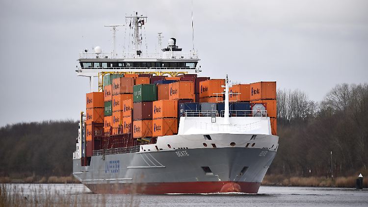 Die wenigen Schiffe, die den Nord-Ostsee-Kanal durchqueren, sind schwer beladen. 