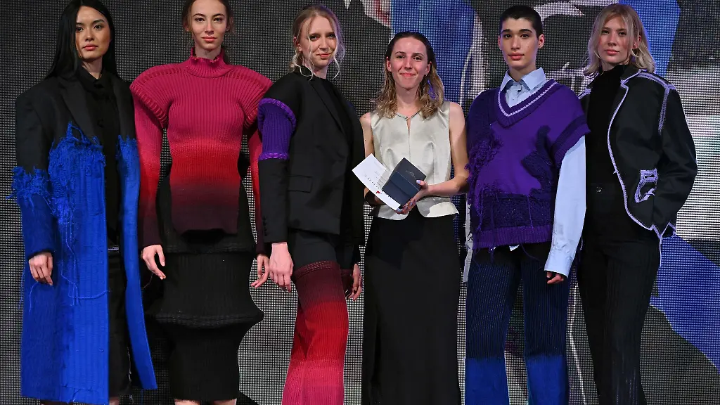 Models-tragen-die-mit-dem-1-Preis-ausgezeichneten-Entwuerfe-von-Ella-Goedecken-3-v-r