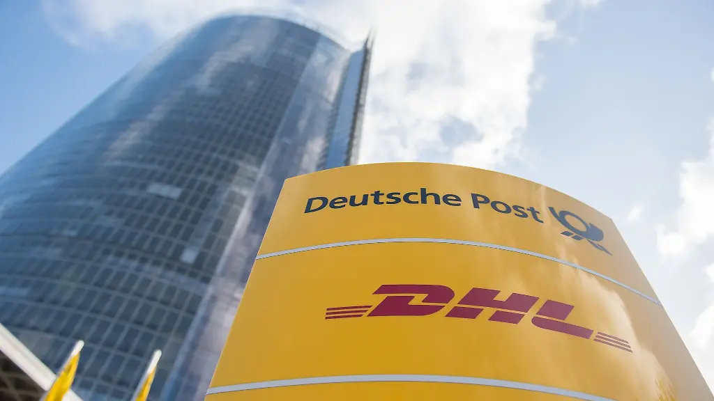 Ein-Schild-mit-dem-Logo-der-Deutschen-Post-und-DHL-steht-an-der-Zentrale-der-Deutschen-Post-DHL-Group