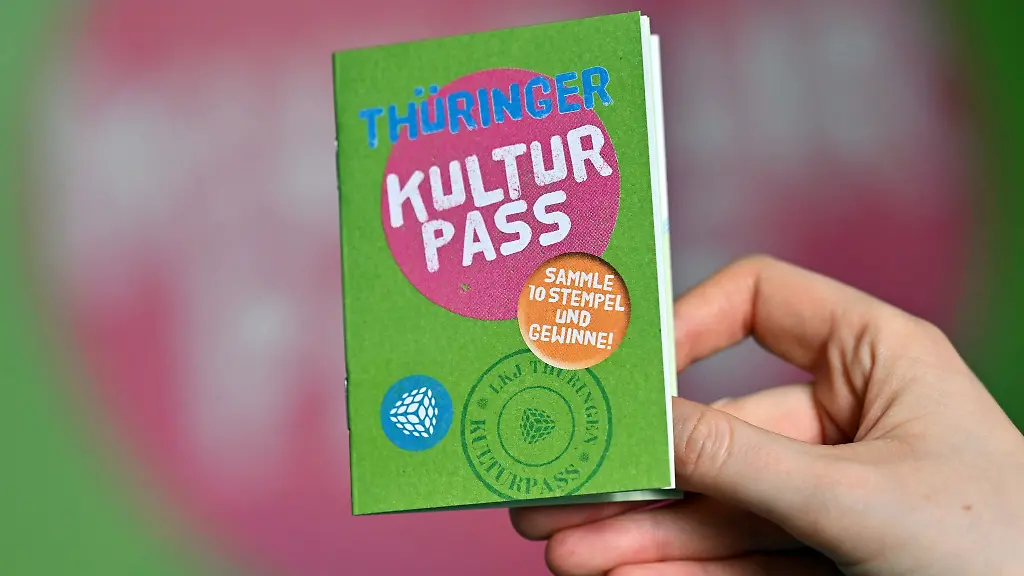 Eine-Mitarbeiterin-praesentiert-den-Thueringer-Kulturpass