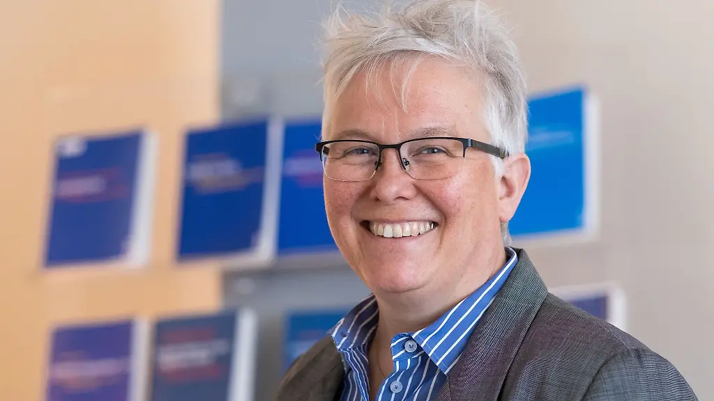 Politik-Professorin-Dorothee-de-Neve-laechelt-in-die-Kamera