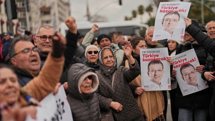 Menschen protestieren für die Freilassung von Imamoglu in Istanbul.