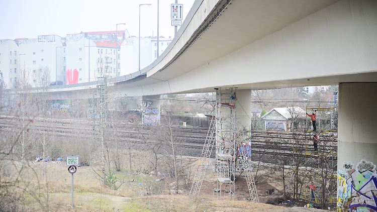 Die Ringbahnbrücke der A100 am Dreieck Funkturm in Berlin wurde 1963 gebaut. 