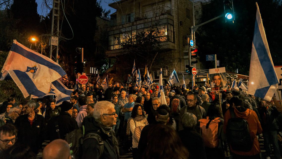 Israelische Flaggen werden beim Protest gegen den Krieg in Jerusalem geschwenkt.