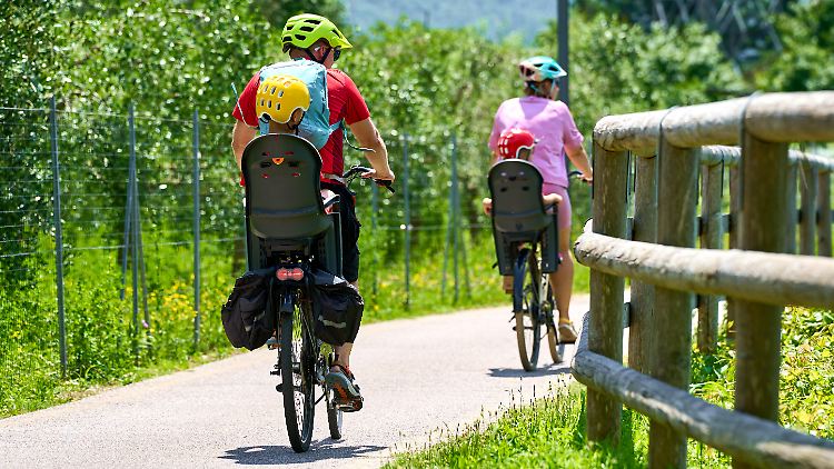 Die Stiftung Warentest hat 14 Fahrradkindersitze in verschiedenen Kategorien für jede der drei Montagearten geprüft.