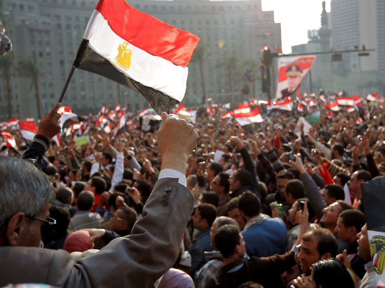 Der Druck bleibt: Auf dem Tahrir-Platz in Kairo versammelten sich am Dienstag erneut Zehntausende, um den Rücktritt des Präsidenten zu fordern.