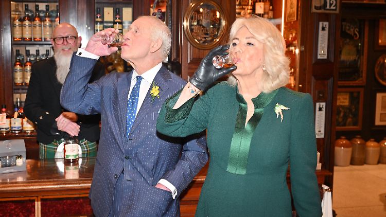 Prost! König Charles und seine Frau Camilla gönnen sich einen Whiskey.