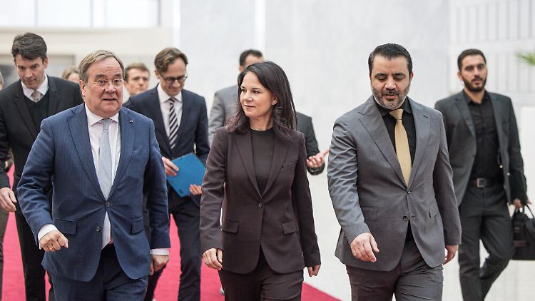 Armin Laschet und Annalena Baerbock wurden zuerst vom syrischen Außenminister al-Shaibani begrüßt. 