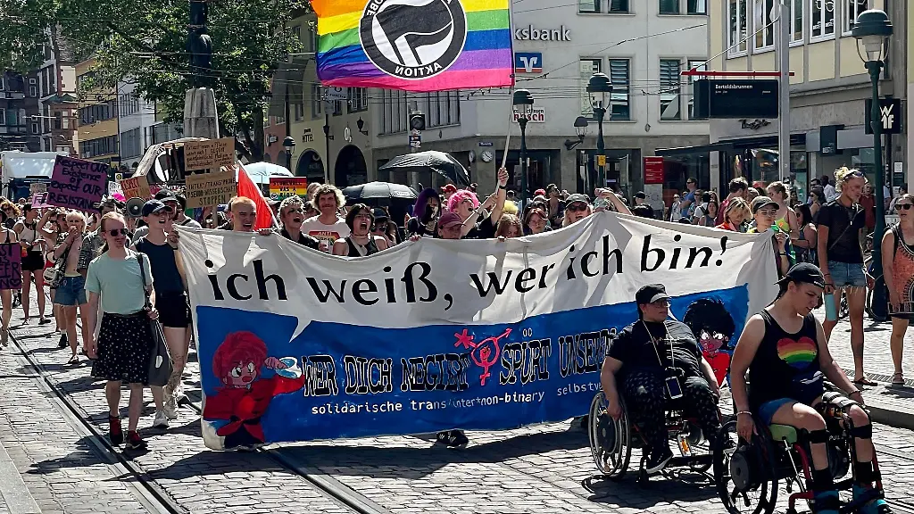 Tausende-Menschen-nehmen-am-Christopher-Street-Day-durch-die-Freiburger-Innenstadt-teil
