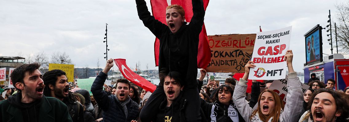 2025-03-20T113659Z_1239856610_RC2ZGDANQBYM_RTRMADP_3_TURKEY-OPPOSITION-DETENTION-MAYOR.JPG