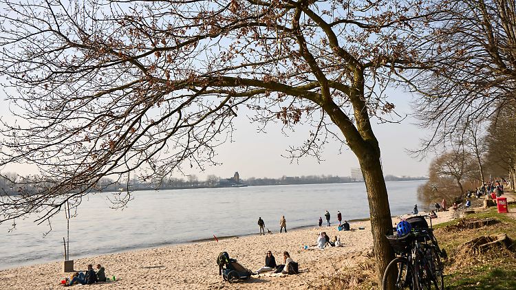 Wegen der föderalen Strukturen Deutschlands müsste jedes Bundesland einzeln über eine Streichung eines Feiertags beschließen..