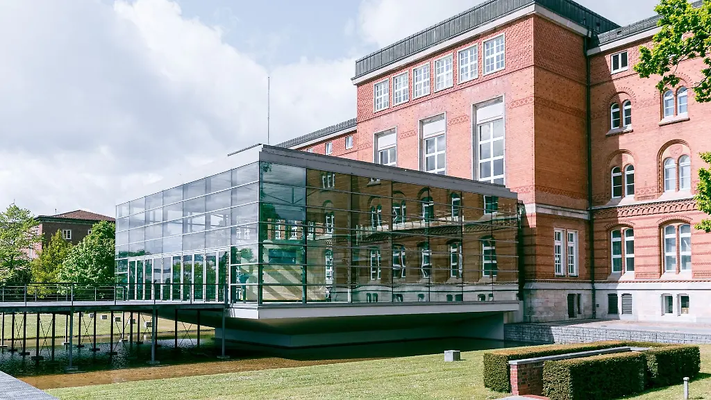 Blick-auf-den-Plenarsaal-des-Schleswig-Holsteinischen-Landtags-in-Kiel