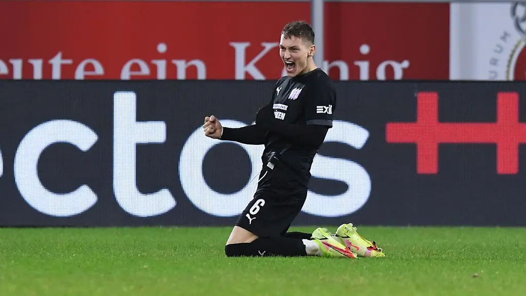 Sven-Koehler-vom-VfL-jubelt-nach-einem-Tor
